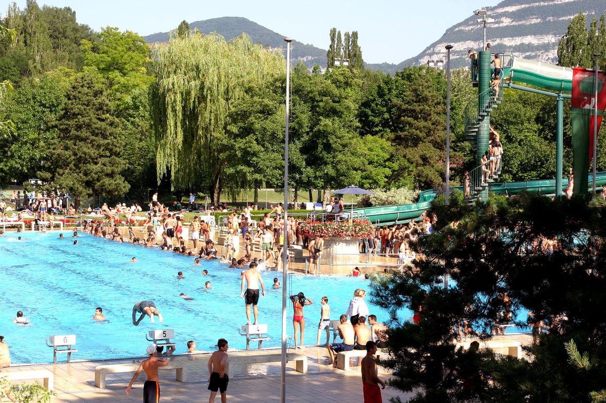 CAROUGE, LE 26 JUIN 2005. PLUS DE 4000 ENTREES A LA PISCINE DE CAROUGE CE JOUR DE CHALEUR INTENCE.. ©PIERRE ALBOUY