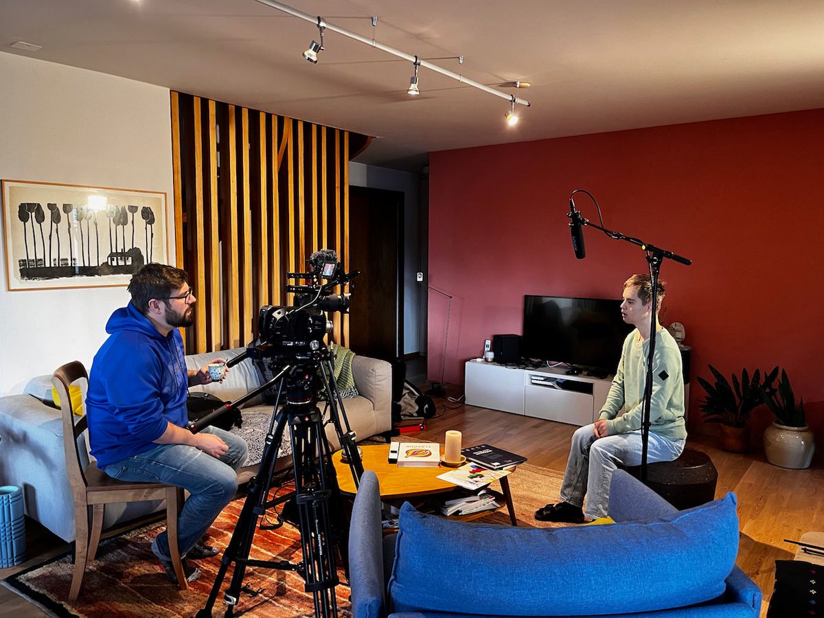 Le réalisateur suit ses personnages dans leur quotidien, avec la volonté de les porter sur le devant de la scène.