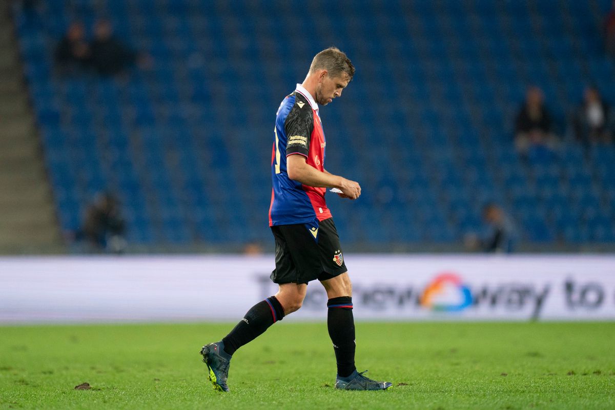 21.10.2023; Basel; Fussball Super League - FC Basel - Servette FC, Fabian Frei (Basel) mit Zettel(Claudio Thoma/freshfocus)