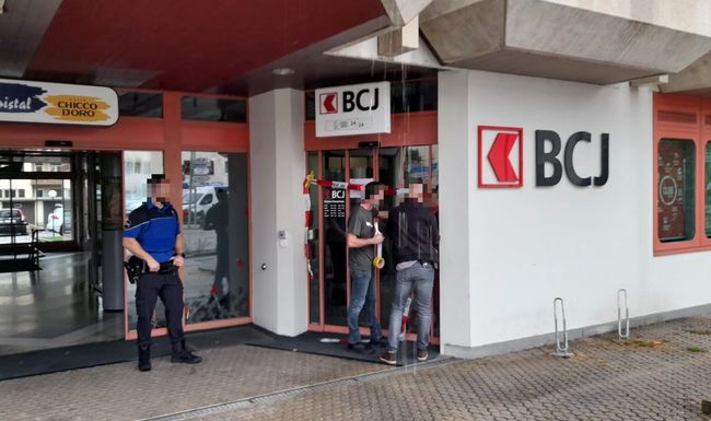 Les voleurs ont pris la fuite, après avoir récupéré le butin. 