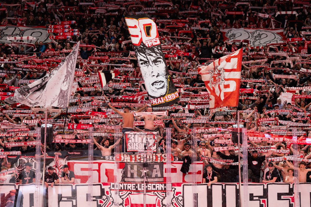 Joie du public apres la victoire 4-2, $, $, pendant l'acte 4 entre le Lausanne Hokey Club et les ZSC Lions comptant pour la finale du championnat de National League, le mardi 23 avril 2024 a la Vaudoise Arena, a Lausanne (Bastien Gallay / GallayPhoto)