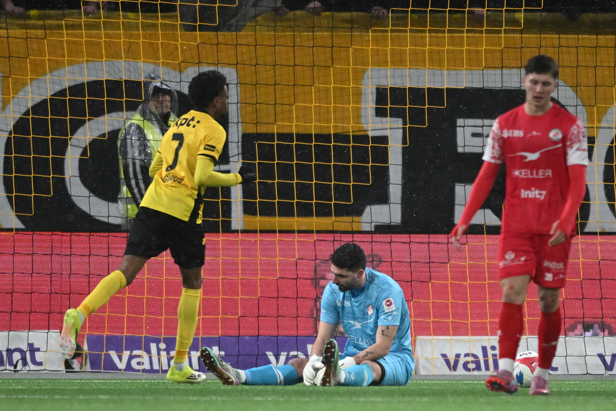 Torhüter Stefanos Kapino vom FC Winterthur sitzt enttäuscht auf dem Spielfeld nach einem Tor von BSC Young Boys im Spiel der Fussball Super League.