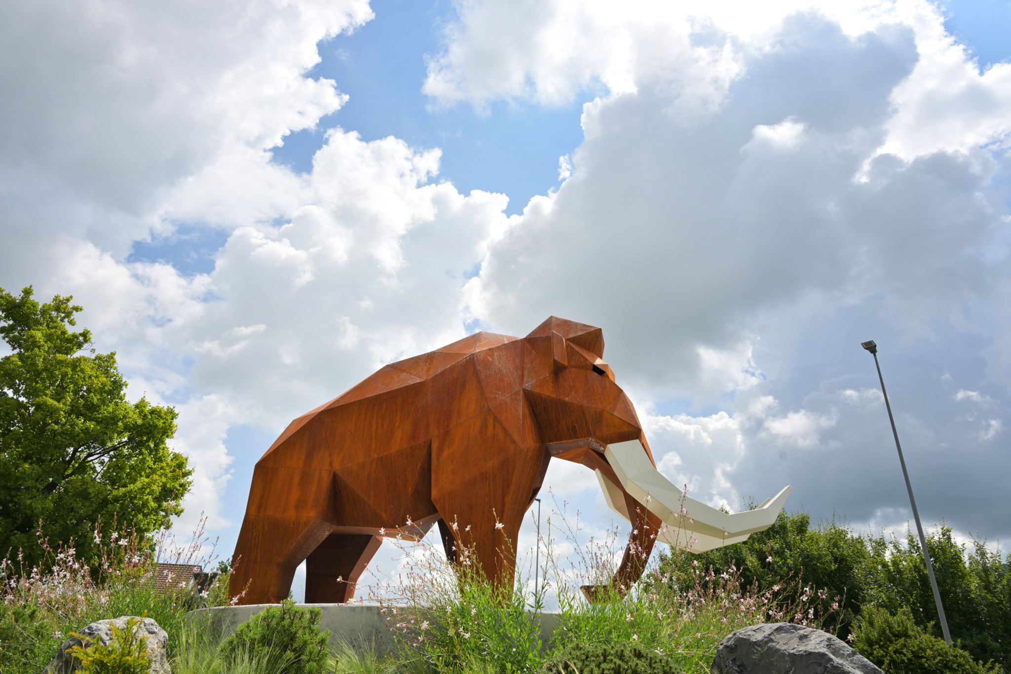 Kreiselschmuck in Niederweningen: Kinder haben Kreiselmammut einen Namen gegeben