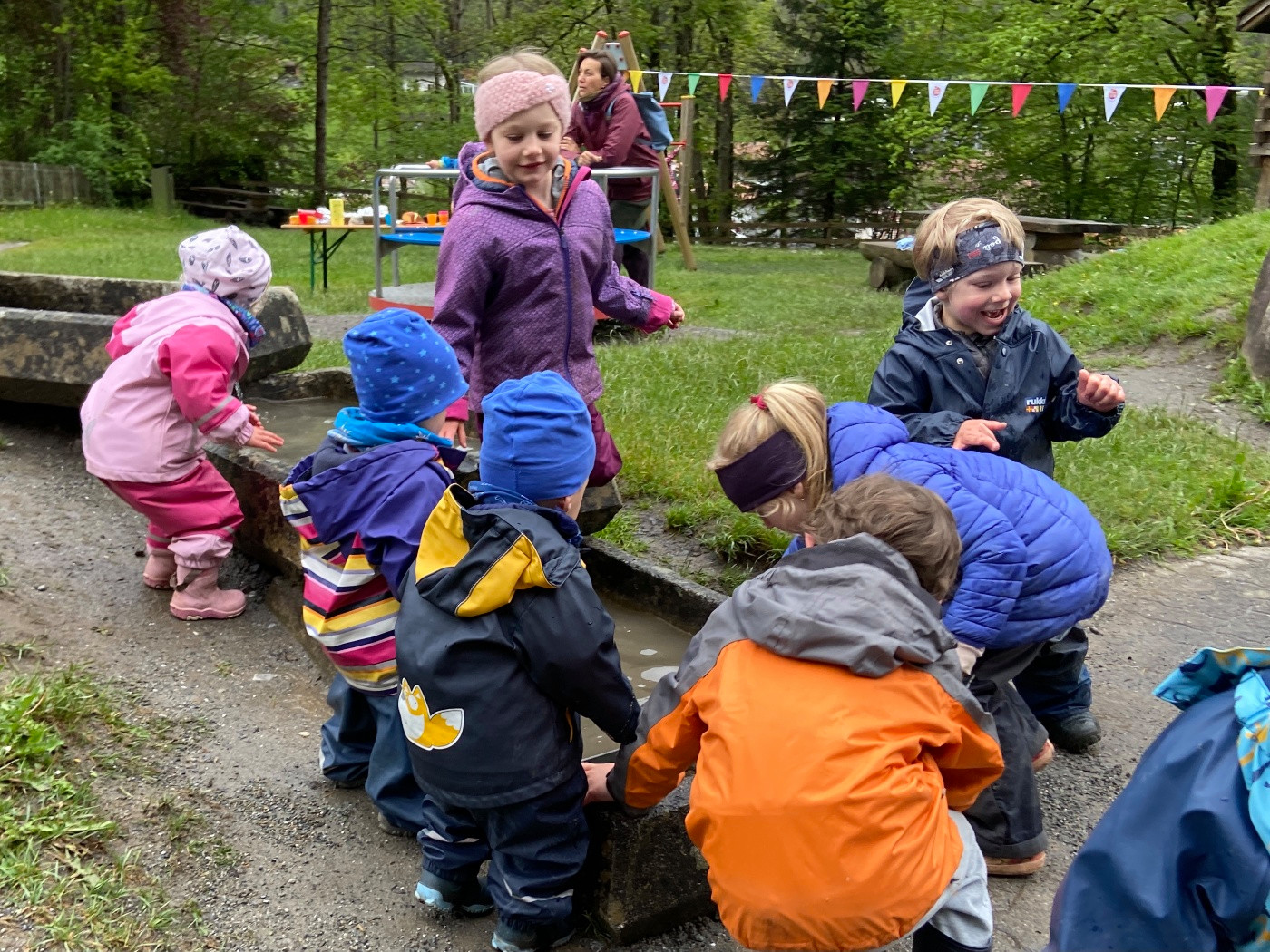 Mit-Spielplatz in Lauterbrunnen: Kinder erhalten Raum zum Spielen ... Mit-Spielplatz in Lauterbrunnen: Kinder erhalten Raum zum Spielen ...