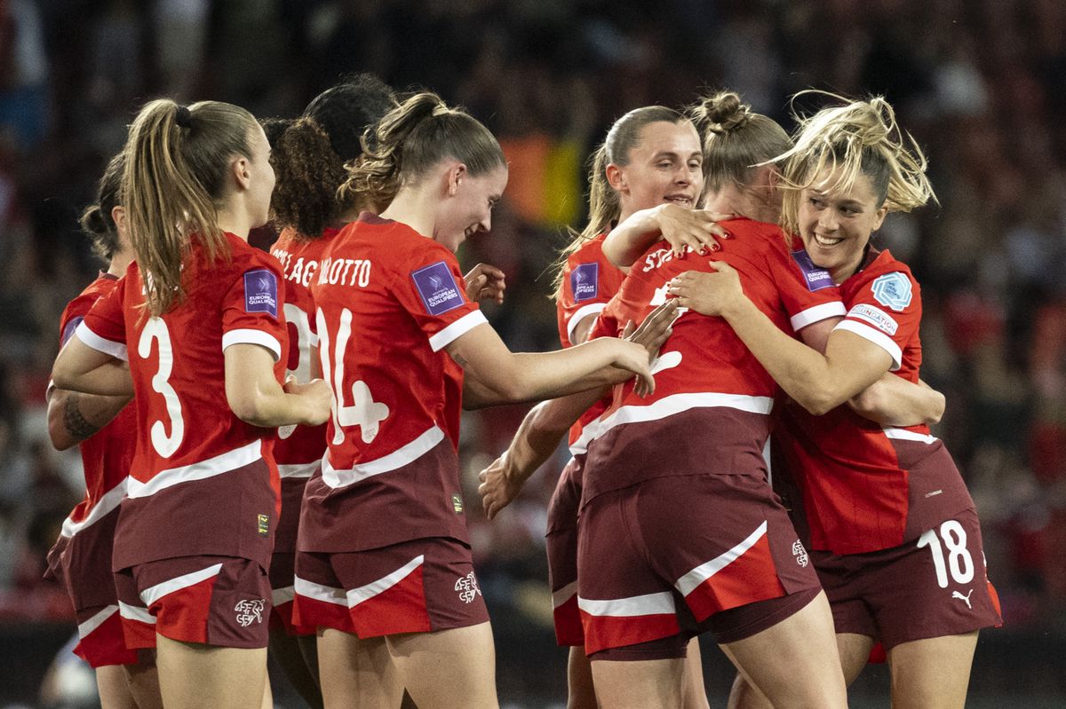 Switzerland's Viola Calligaris, right, celebrates the 3:0 goal during the European Women's Championship 2025 qualifying group match between Switzerland and Turkey at the Letzigrund Stadium in Zurich, Switzerland on Friday, April 5, 2024. (KEYSTONE/Ennio Leanza)