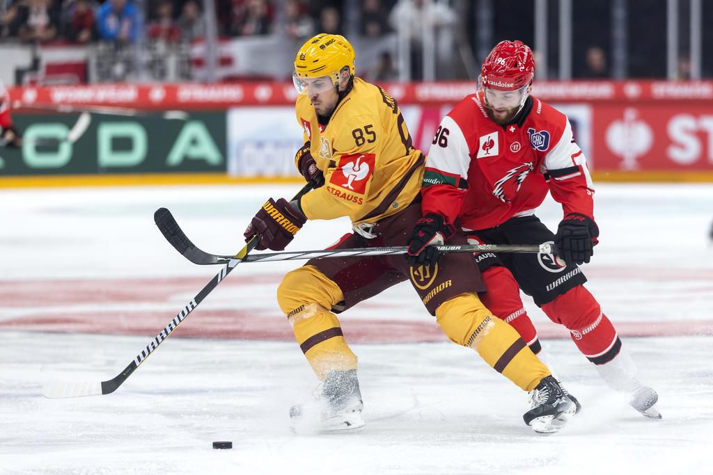Marco Miranda du GSHC à gauche et Andrea Glauser du LHC à droite disputent le palet lors de la Ligue des champions de hockey à la Vaudoise Arena le 12 novembre 2024.