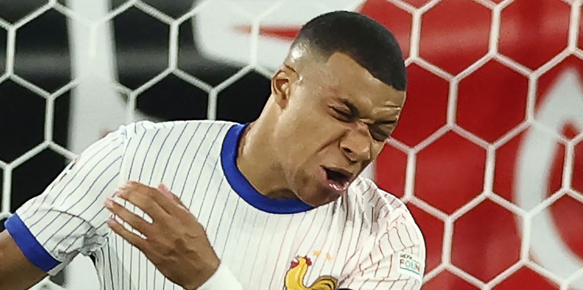 TOPSHOT - France's forward #10 Kylian Mbappe reacts after being injured during the UEFA Euro 2024 Group D football match between Austria and France at the Duesseldorf Arena in Duesseldorf on June 17, 2024. (Photo by FRANCK FIFE / AFP)