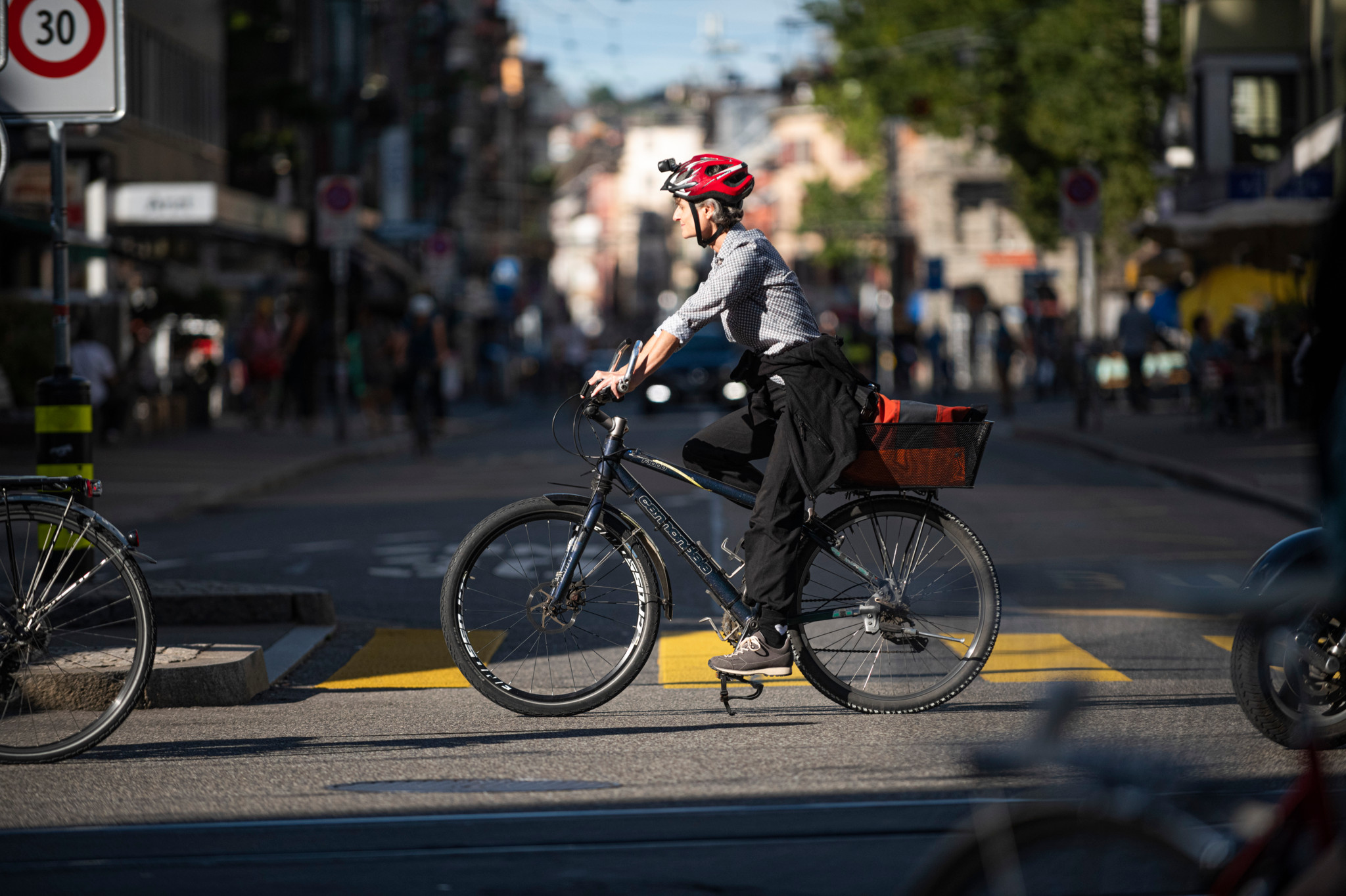 Sicherheit im Strassenverkehr: «Man kann nicht in Sandalen Motorrad fahren»: FDP-Politiker fordert Helm- und Jackenpflicht