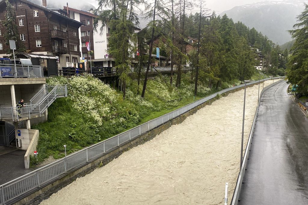Le village de Zermatt est coupe du monde a cause des intemperies. Il n'est plus possible de se rendre dans le village valaisan depuis vendredi midi. En raison des risques d'inondation, les trains ne circulent plus. Des bus de remplacement ont ete mis en place entre Viege et Taesch.