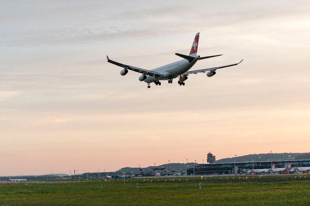 Bei Anträgen über Pistenverlängerungen am Flughafen Zürich soll das Volk das letzte Wort haben.