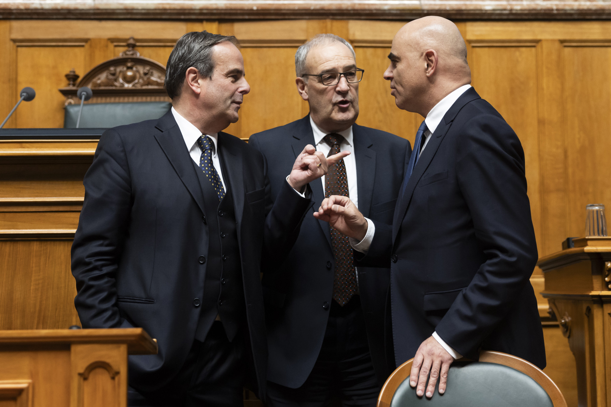Alterpraesident Gerhard Pfister, Mitte-ZG, links, diskutiert mit Bundesrat Guy Parmelin, Mitte, und Bundespraesident Alain Berset, waehrend der ersten Sitzung zu Beginn der 52. Legislatur am ersten Tag der Wintersession der Eidgenoessischen Raete, am Montag, 4. Dezember 2023, im Nationalrat in Bern. (KEYSTONE/Peter Klaunzer)