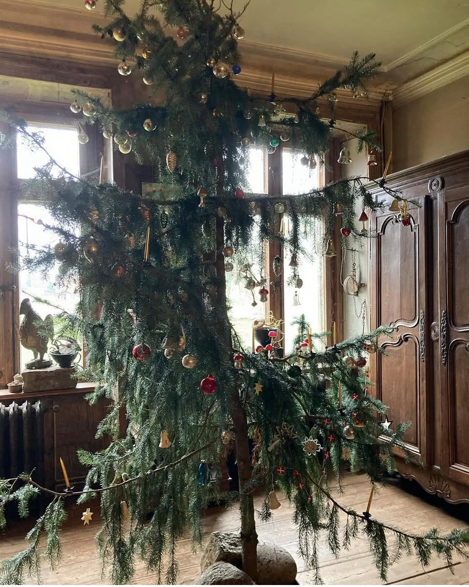 Weihnachtsbaum schmücken: 15 Deko-Ideen für jeden Stil