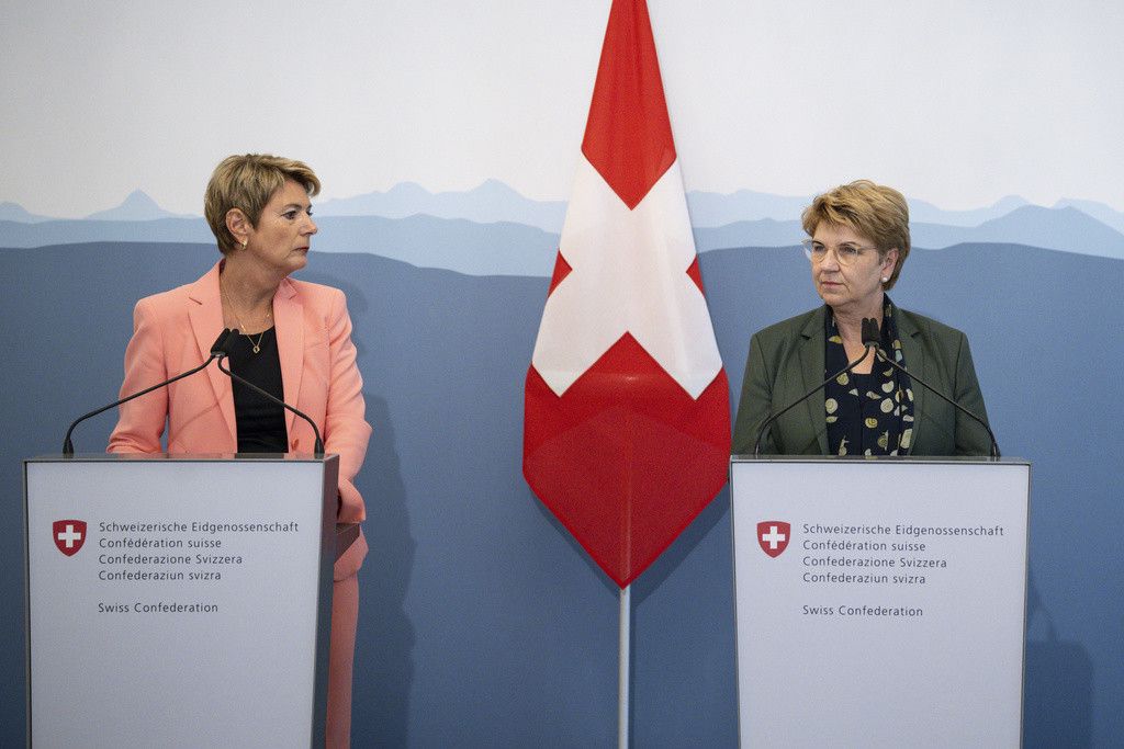 La présidente de la Confédération Viola Amherd (à droite) lors d’une conférence de presse à Berne avec sa collègue des finances Karin Keller-Sutter (à gauche), lundi 9 septembre 2024.