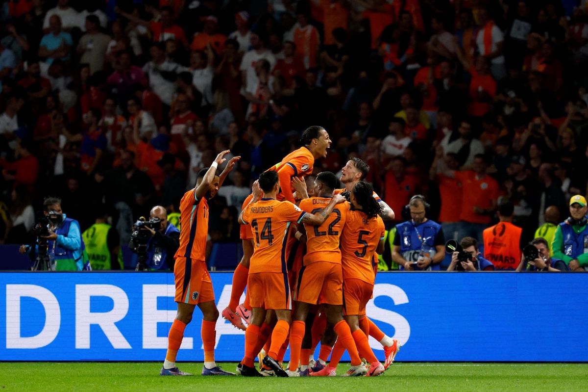Netherlands' defender #06 Stefan de Vrij celebrates scoring his team's first goal with his teammates during the UEFA Euro 2024 quarter-final football match between the Netherlands and Turkey at the Olympiastadion in Berlin on July 6, 2024. (Photo by Odd ANDERSEN / AFP)