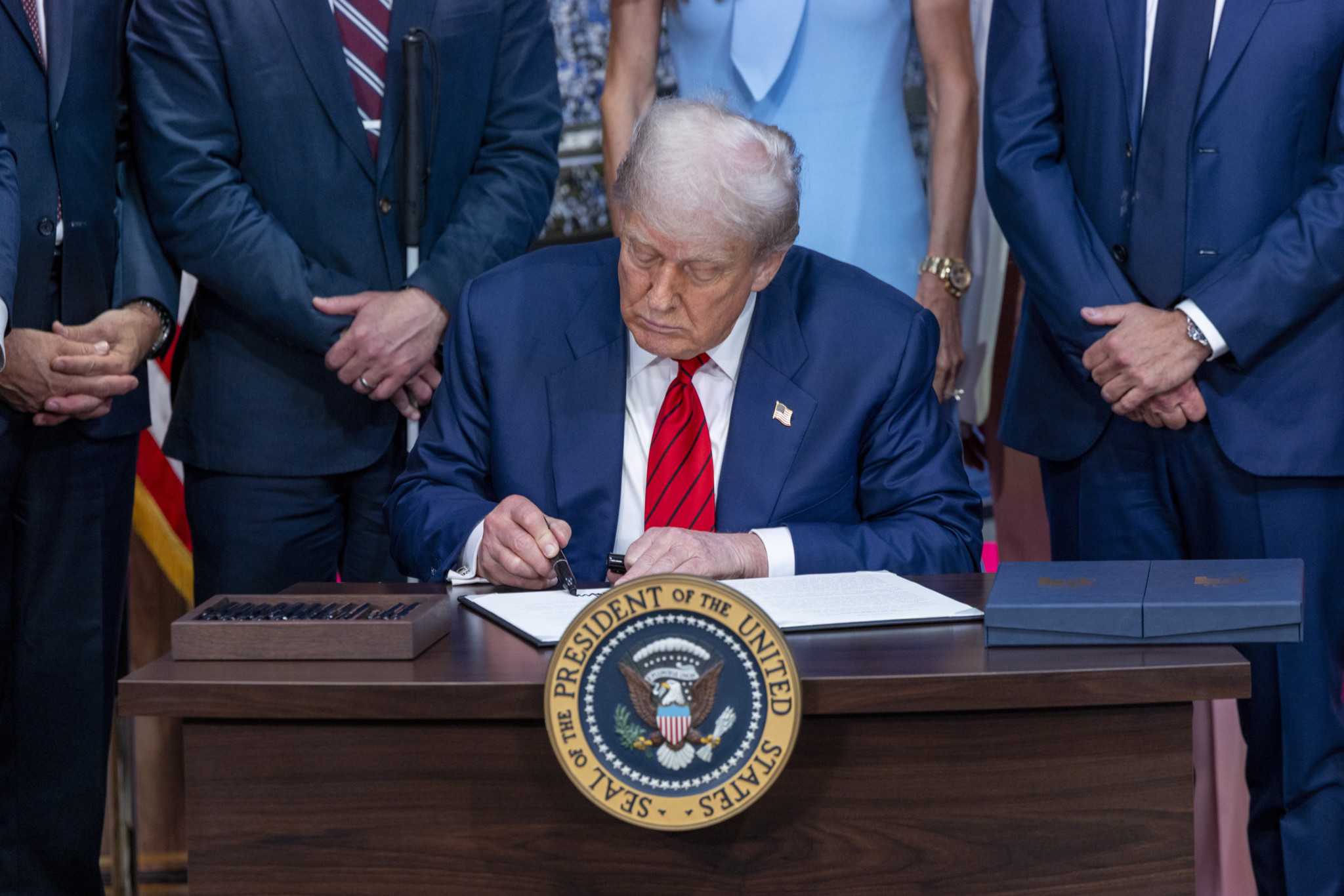 Le Président Donald J. Trump signe un décret exécutif pour établir une task force olympique à la Maison-Blanche, le 5 août 2025.