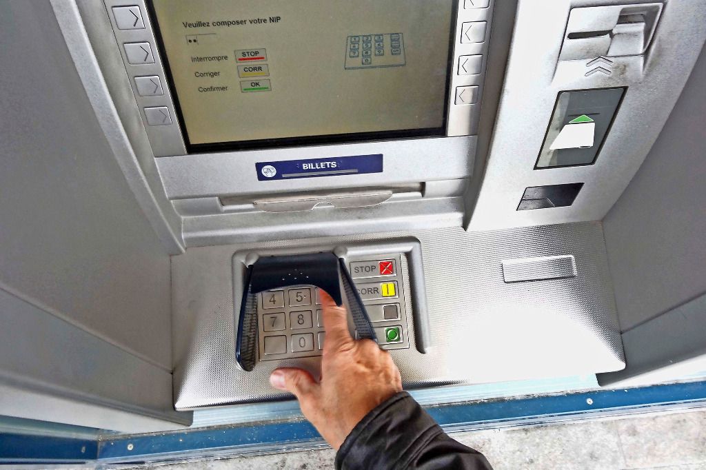 Des dizaines de retraités dépouillés au bancomat