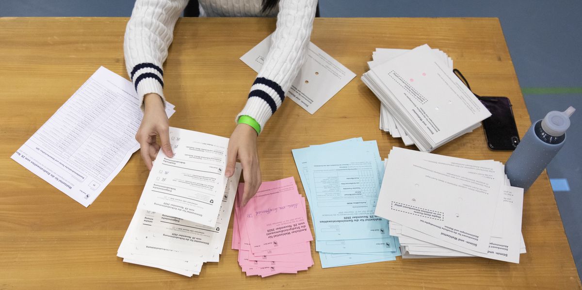 Eine Wahlhelferin sortiert die Wahlzettel und Abstimmungszettel der eidgenoessischen Abstimmungen und der Berner Stadtrats- und Gemeinderatswahlen, am Freitag, 27. November 2020 in der Sporthalle Weissenstein in Bern. (KEYSTONE/Peter Klaunzer)