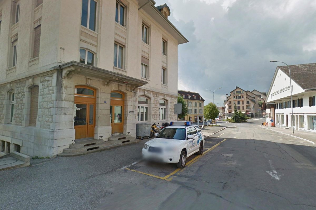 Le trentenaire a enclenché une application «lumière bleue» sur son smartphone, tout en conduisant, afin de contraindre celle qu’il voulait séduire à arrêter sa voiture, et de le suivre jusqu’au poste de police de Cernier (NE).