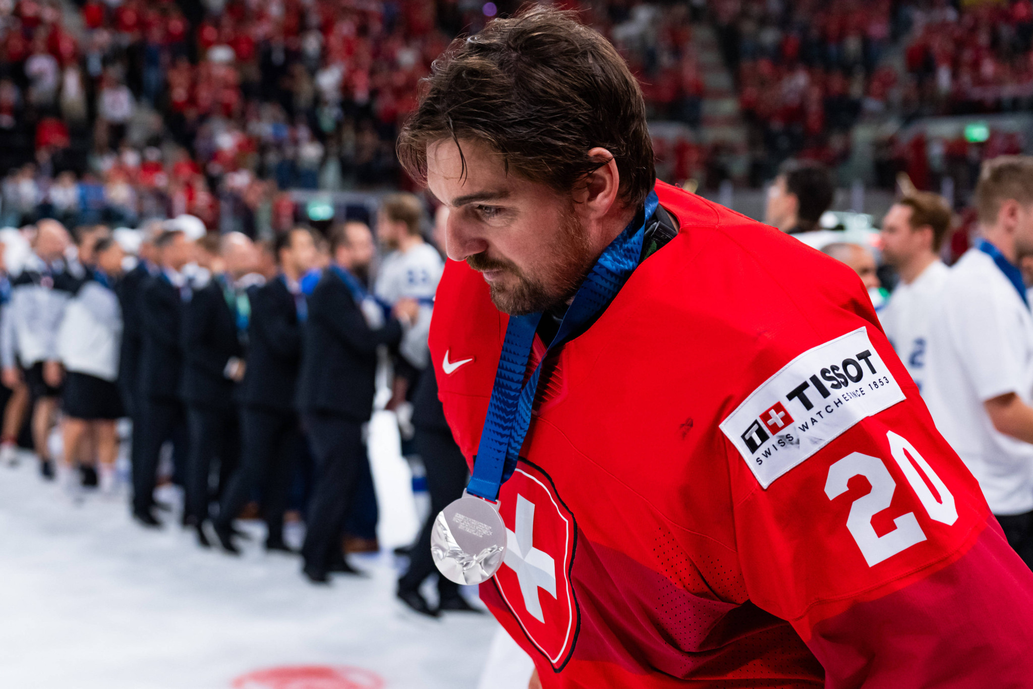 Reto Berra (Nr. 20) mit Silbermedaille nach dem Eishockey-WM-Finalspiel zwischen der Schweiz und Finnland in der Swiss Life Arena Zürich 2026.