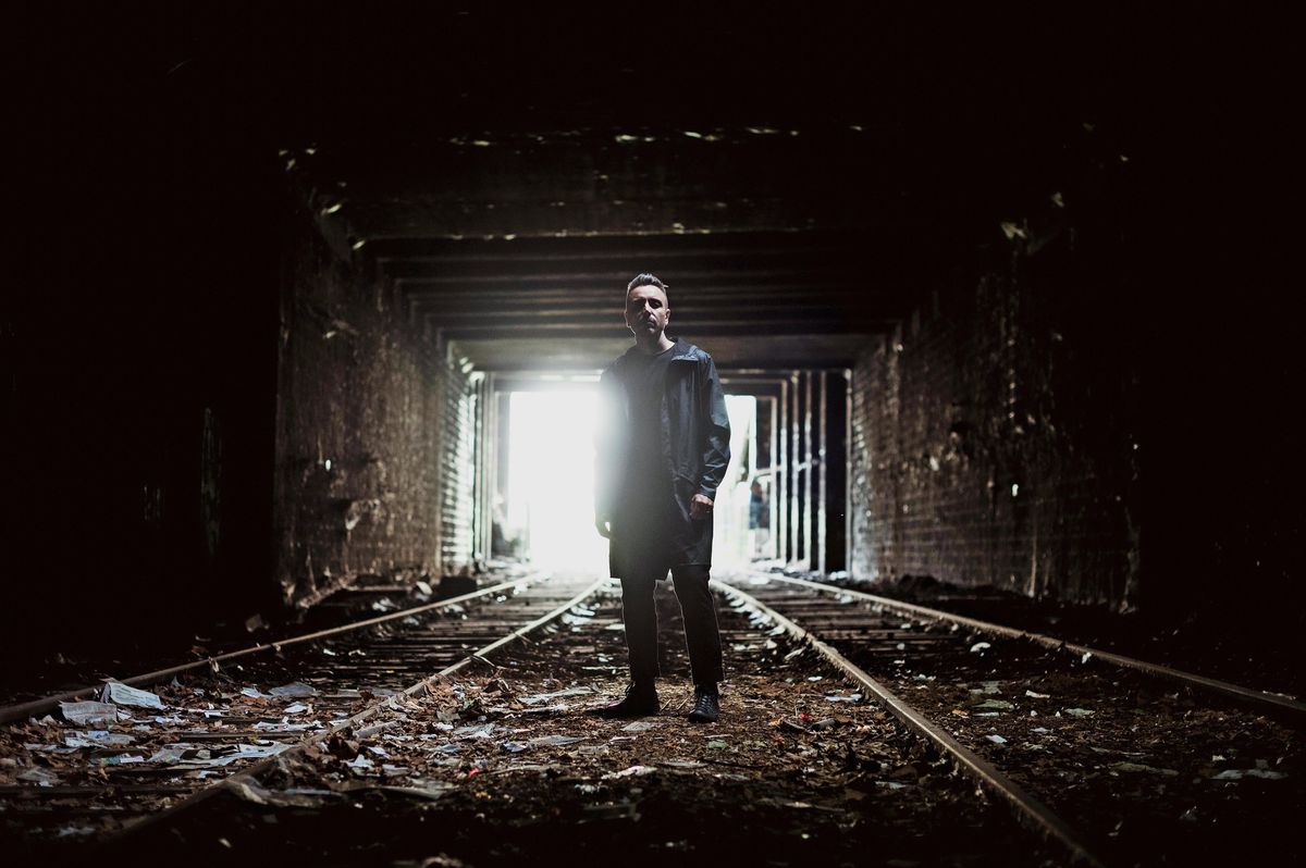 Dans «Gravity», Tovel (alias le compositeur italien Matteo Franceschini, Lion d’argent en 2019 à la Biennale de musique de Venise) propose une musique décidément expérimentale, slalomant entre le classique et l’électronique, où le piano (Bertrand Chamayou dans l’album), le saxophone et les cordes se confrontent aux sons des synthétiseurs modulaires et aux effets lumineux de Dan Azzopardi.