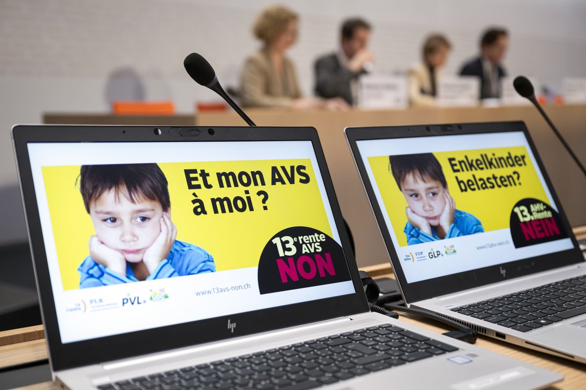Die Plakate der Kampagne werden auf zwei Bildschirmen angezeigt waehrend einer Medienkonferenz ueber das ueberparteiliche Nein-Komitee zur 13. AHV-Rente in Bern, am Dienstag, 23. Januar 2024}. (KEYSTONE/Anthony Anex)