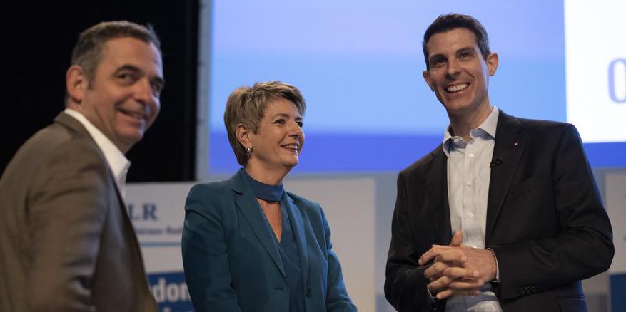 FDP-Generalsekretär Jon Albert Fanzun, Bundesrätin Karin Keller-Sutter, und Parteipräsident Thierry Burkart an der Delegiertenversammlung der FDP Schweiz in Kreuzlingen. (6. Mai 2023)