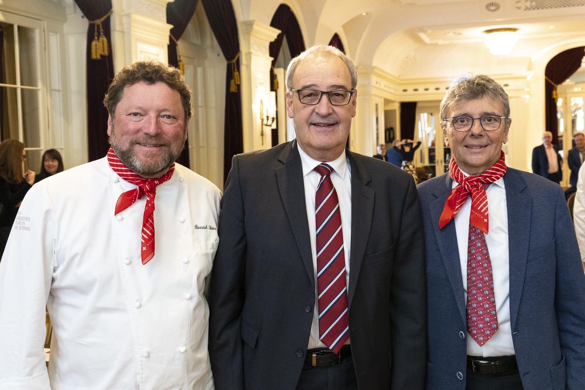 Ce lundi à l’Hôtel Bellevue à Berne, le conseiller fédéral Guy Parmelin a récompensé les chefs les plus méritants du pays, parmi lesquels comptent Pierrick Suter (à gauche, chef de l'Hotel de la Gare de Lucens) et Gerard Rabaey (à droite, ancien chef du Pont de Brent.