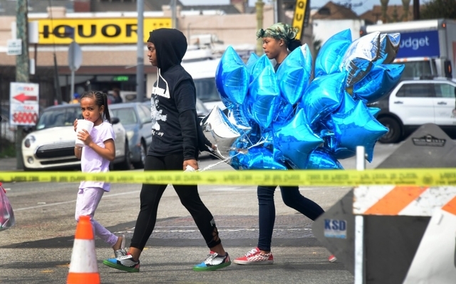 Des fans rendent hommage à Nipsey Hussle à Los Angeles.