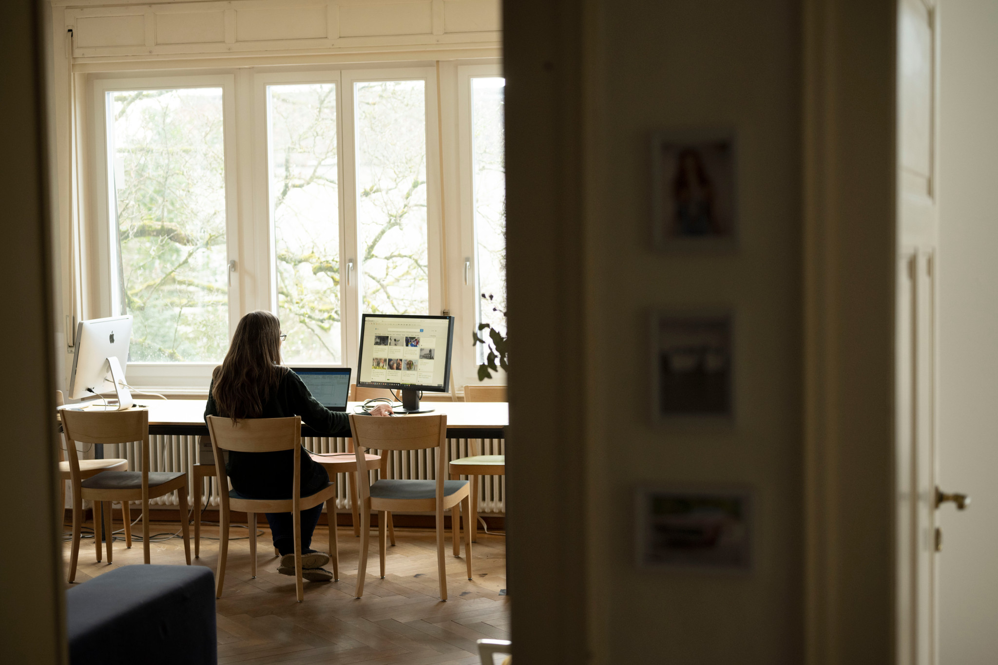 En moyenne, près de deux employés sur cinq travaillaient au moins occasionnellement à domicile en 2023, selon l’enquête de l’Office fédéral de la statistique. Une proportion trois, voire quatre fois plus élevée dans les bureaux. (Image d'illustration)(KEYSTONE/Christian Beutler)