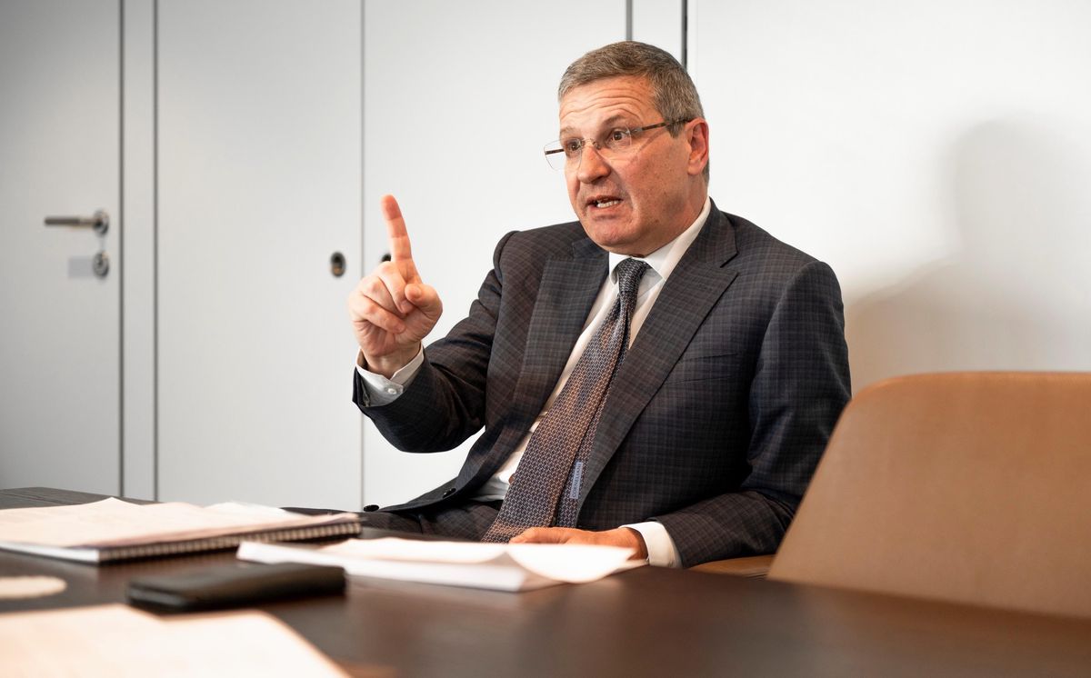 Christophe Reymond, directeur général, discute de l'évolution du Centre patronal à Paudex, assis à une table.