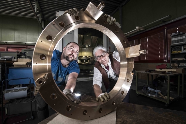 Hervé Reymond, polymécanicien, et Christophe Dumoulin, le directeur, présentent un élément de turbine en bronze, en modèle réduit, avec quelques-unes des pales qui doivent s'ajuster parfaitement afin de rester étanche dans l'eau