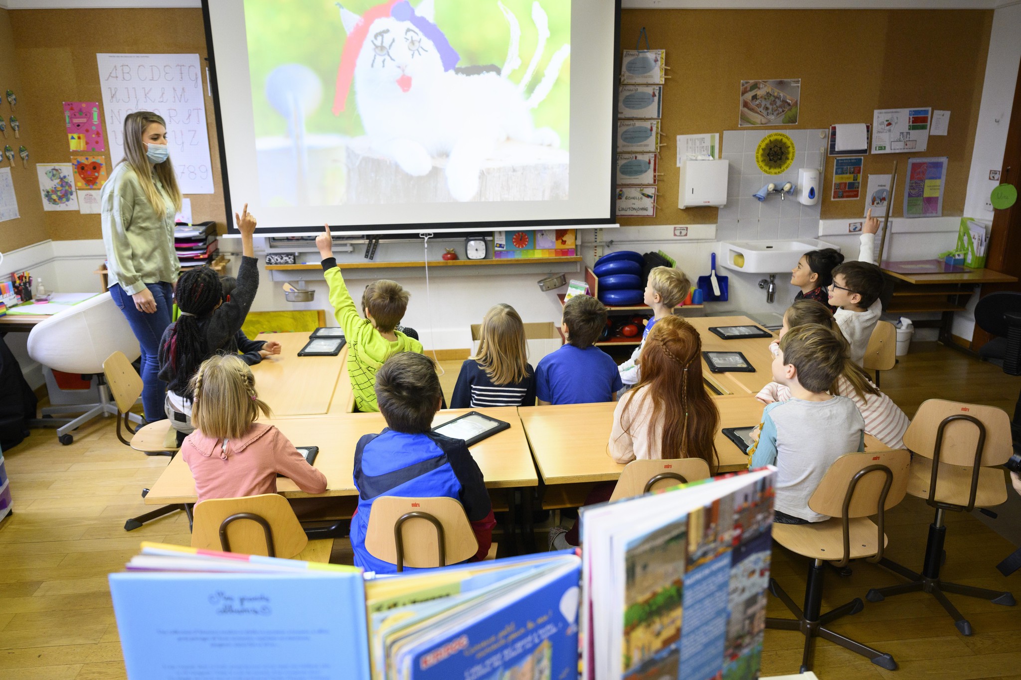 Les tableaux blancs interactifs sont-ils du mobilier ou un outil pédagogique? La question a divisé l’État et les communes, car de la réponse découlait qui devait les payer.