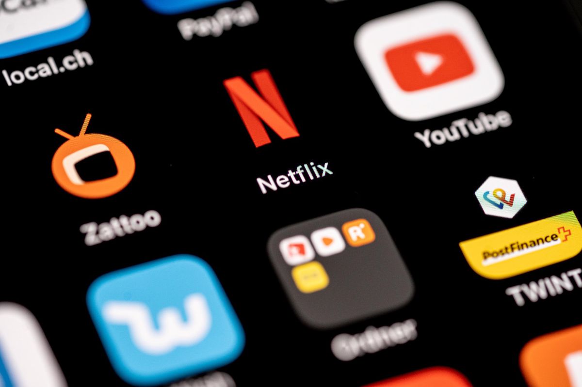 Die Vorlage sieht vor, dass Streamingdienste wie Netflix oder Amazon einen Teil ihrer Einnahmen, die sie in der Schweiz erzielen, ins einheimische Filmschaffen investieren müssen.
