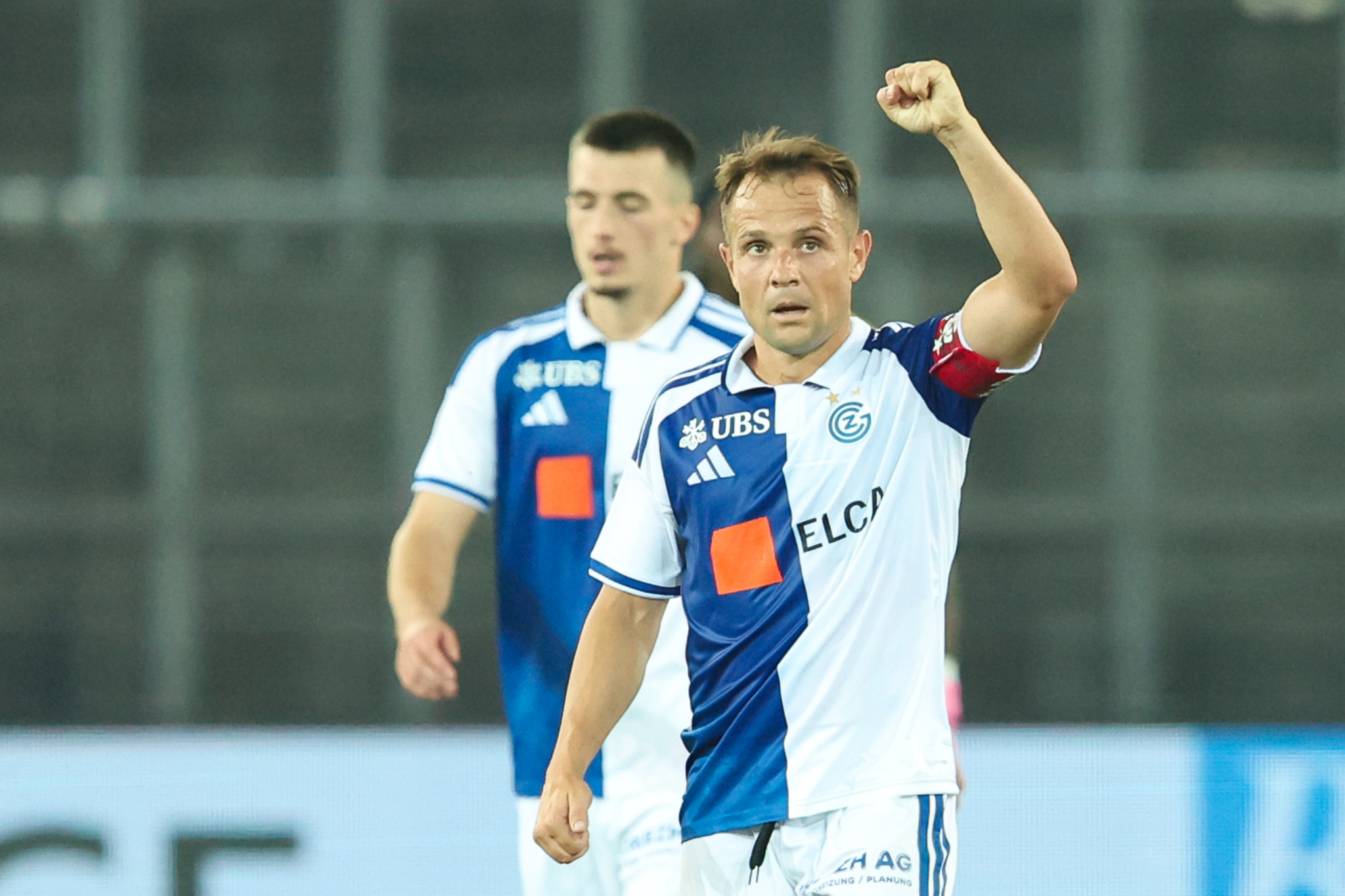 Amir Abrashi von GC jubelt mit erhobener Faust nach seinem Tor zum 1:0 gegen den FC St. Gallen in der Super League.