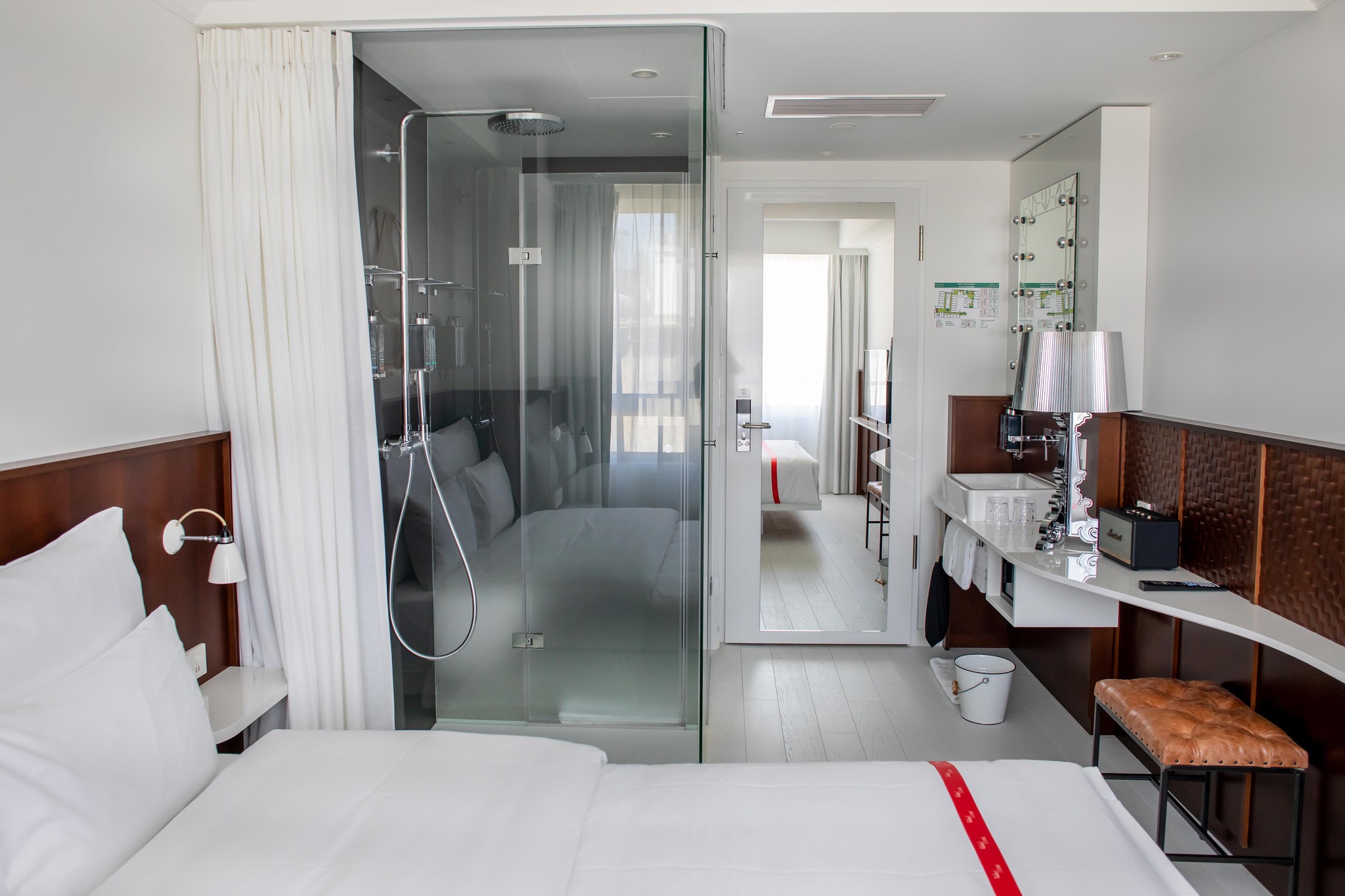 Dans la chambre la plus petite, l’agencement de l’espace permet de l’optimiser, notamment avec l’espace lavabo ouvert.
