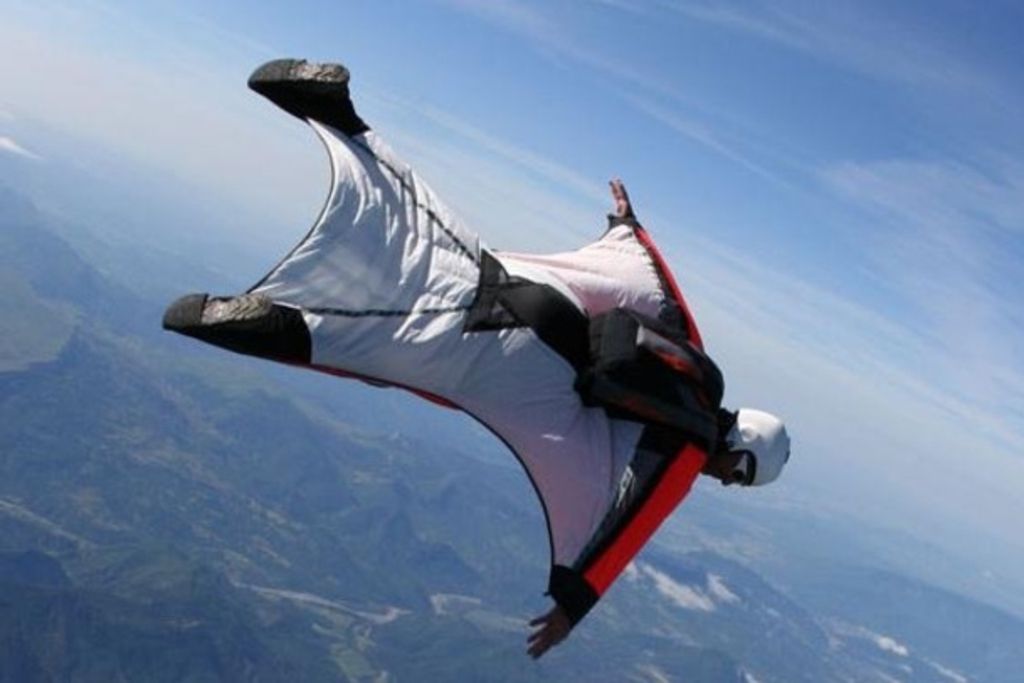 Il s'écrase en forêt lors d'un vol en wingsuit
