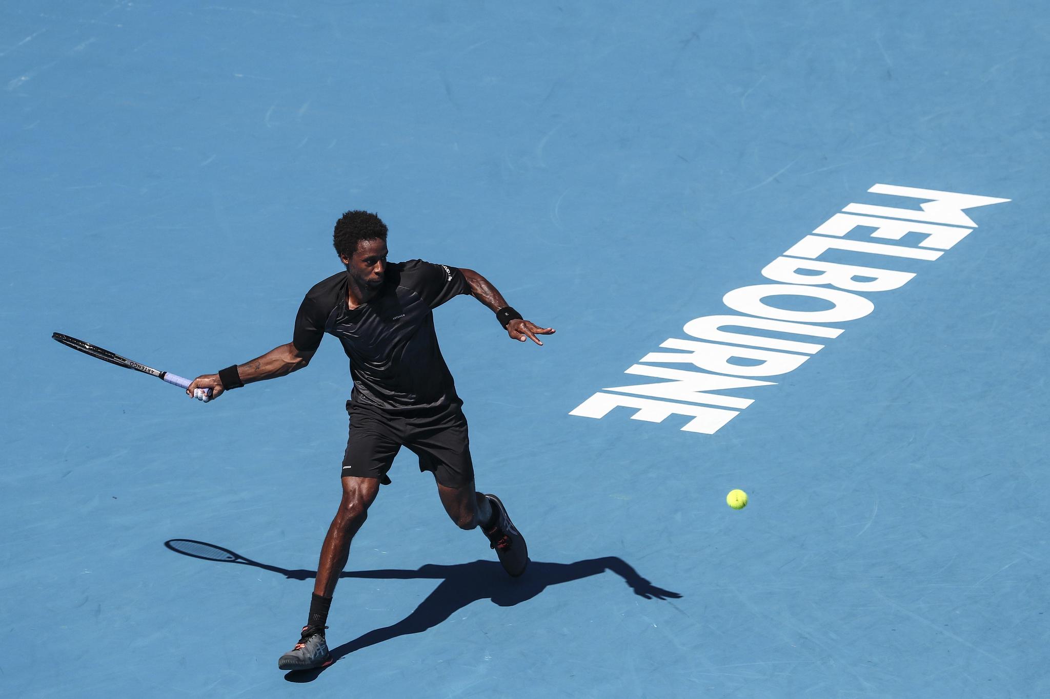 Gaël Monfils retrouve de l’envergure à Melbourne, bien aidé par un outil de travail qui a surpris le microcosme. EPA/JASON O’BRIEN