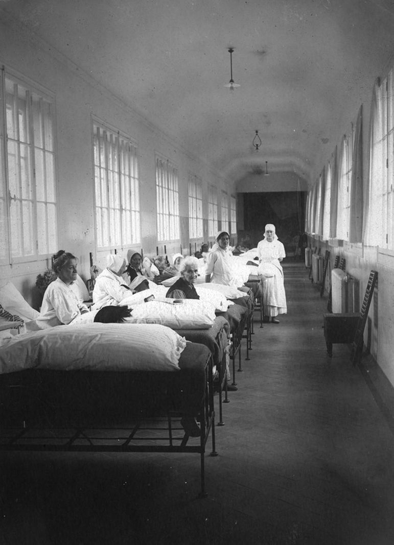 La grande galerie de la Nouvelle Clinique, durant l’épidémie de grippe espagnole, le 1er novembre 1918. Archives HUG