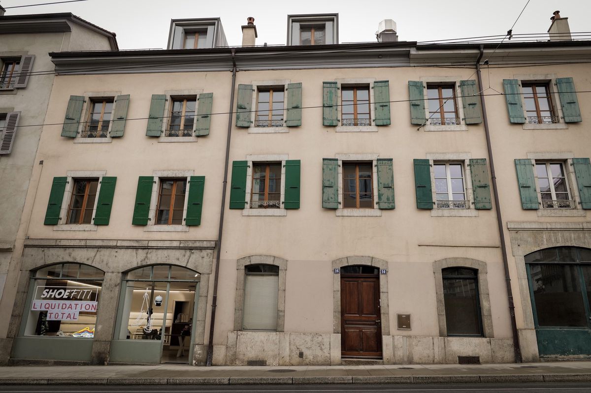 Genève, le 23 mars 2023. Immeuble du 14-16 rue de Chêne-Bougeries (à gauche sur la photo), à Chêne-Bougeries. Les locataires ont vu leur bail résilié car la structure porteuse du bâtiment présente des faiblesses et de gros travaux doivent être réalisés par sécurité.
