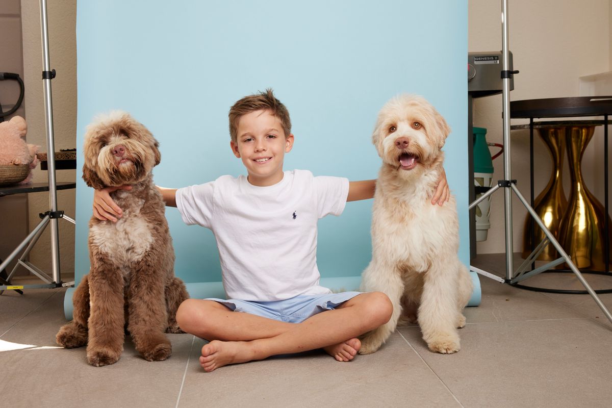 Prangins, le 8 septembre 2023.  Mon animal et moi : Motek (g) et Ella(d) les labradoodles et leur jeune maître, Armand. POUR LE WEB      Photo Yvain Genevay / Le Matin Dimanche