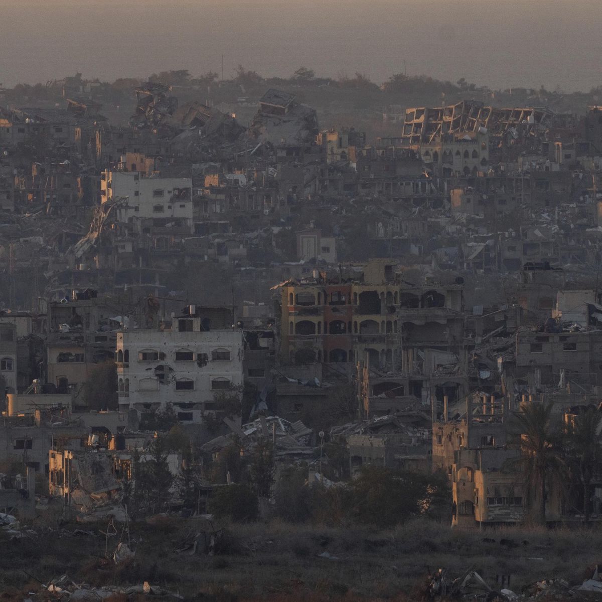 Bâtiments détruits dans la bande de Gaza vus depuis le sud d’Israël, mercredi 1ᵉʳ janvier 2025.