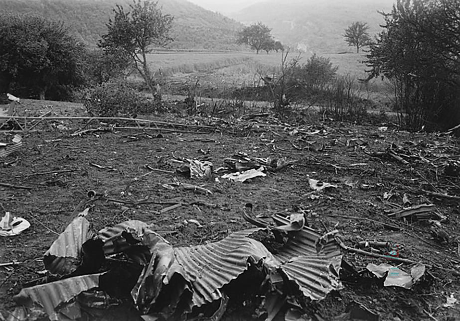 Les débris du Junkers Ju 52 abattu par les Forces aériennes suisses le 6 juin 1944. Il existe peu d’images, car la gendarmerie militaire a confisqué le film d’au moins un photographe professionnel accouru sur les lieux avant qu’ils ne soient nettoyés.