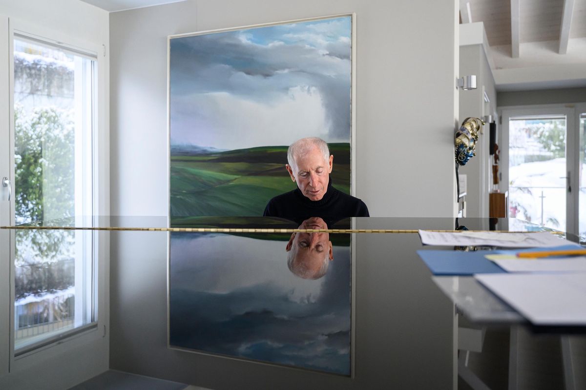 Laurie Altman, ein US-amerikanischer Jazz- und Klassikmusiker, sitzt zu Hause in Spiez am Klavier. Im Hintergrund ein Landschaftsgemälde. © Franziska Rothenbühler | Tamedia AG