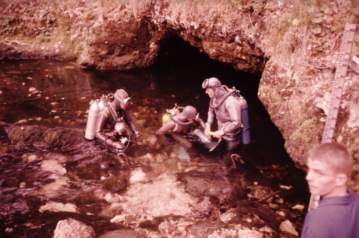 Aux origines de la saga, Alain Sauty, Michel Gallet et Jean-Claude Protta (de g. à d.) s’enfoncent sous la surface de l’Orbe en 1961. L’expédition marque le début de l’exploration des grottes.