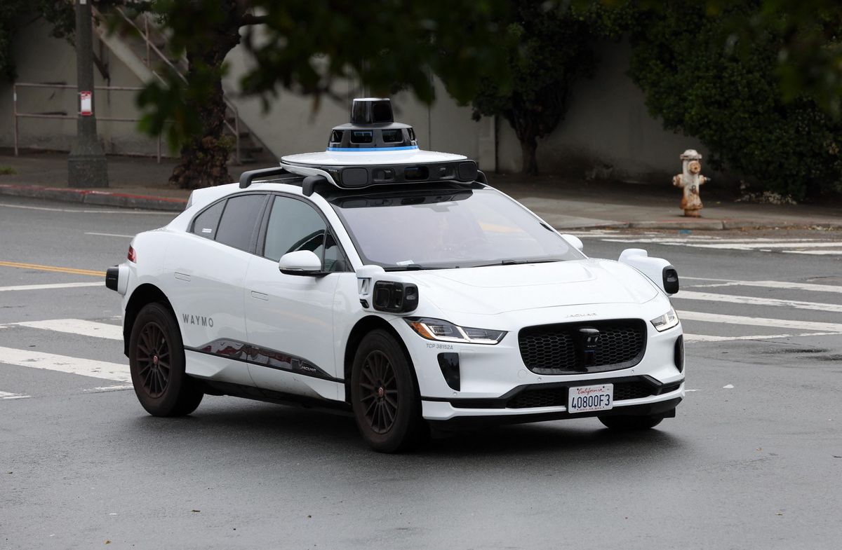 Véhicule autonome Waymo roulant sur Masonic Avenue à San Francisco, servant de terrain d’essai pour les technologies autonomes.