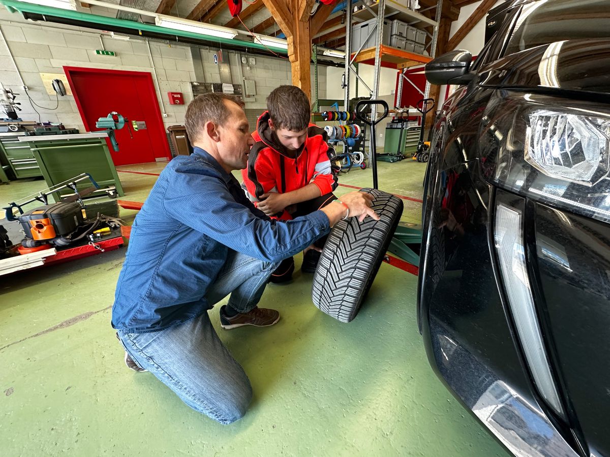 Les jeunes employés d’Eurecar s’occupent notamment de l’entretien des véhicules.