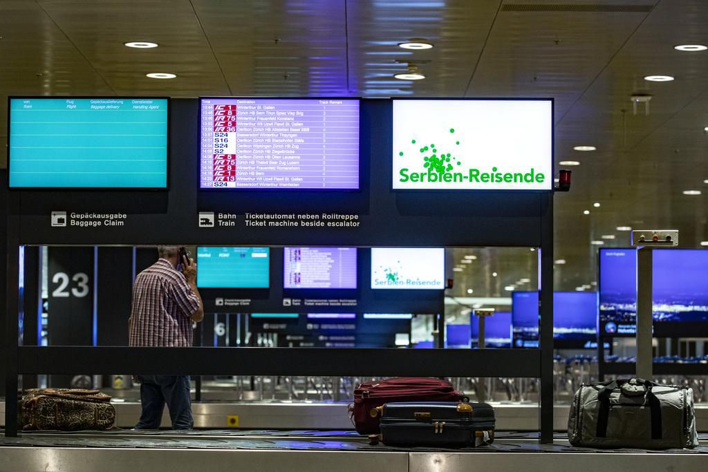 Une affiche figure désormais à l’aéroport de Kloten pour tous les voyageurs en provenance de pays à risque, à l’image de la Serbie, et qui doivent observer une quarantaine de 10 jours. 