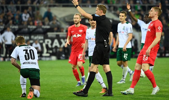 Soccer Football - LaLiga - FC Barcelona v Deportivo Alaves - Camp Nou, Barcelona, Spain - October 30, 2021 FC Barcelona's Sergio Aguero leaves the pitch after sustaining an injury REUTERS/Albert Gea