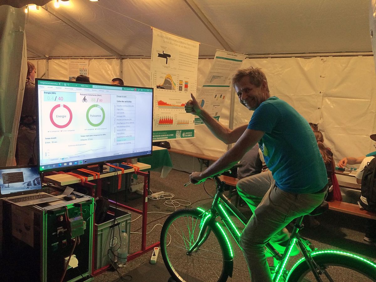 Stefan Schneider, de la Facultad de Ciencias de la Universidad, sobre una bicicleta que permite percibir la energía que produce la potencia de las pantorrillas.