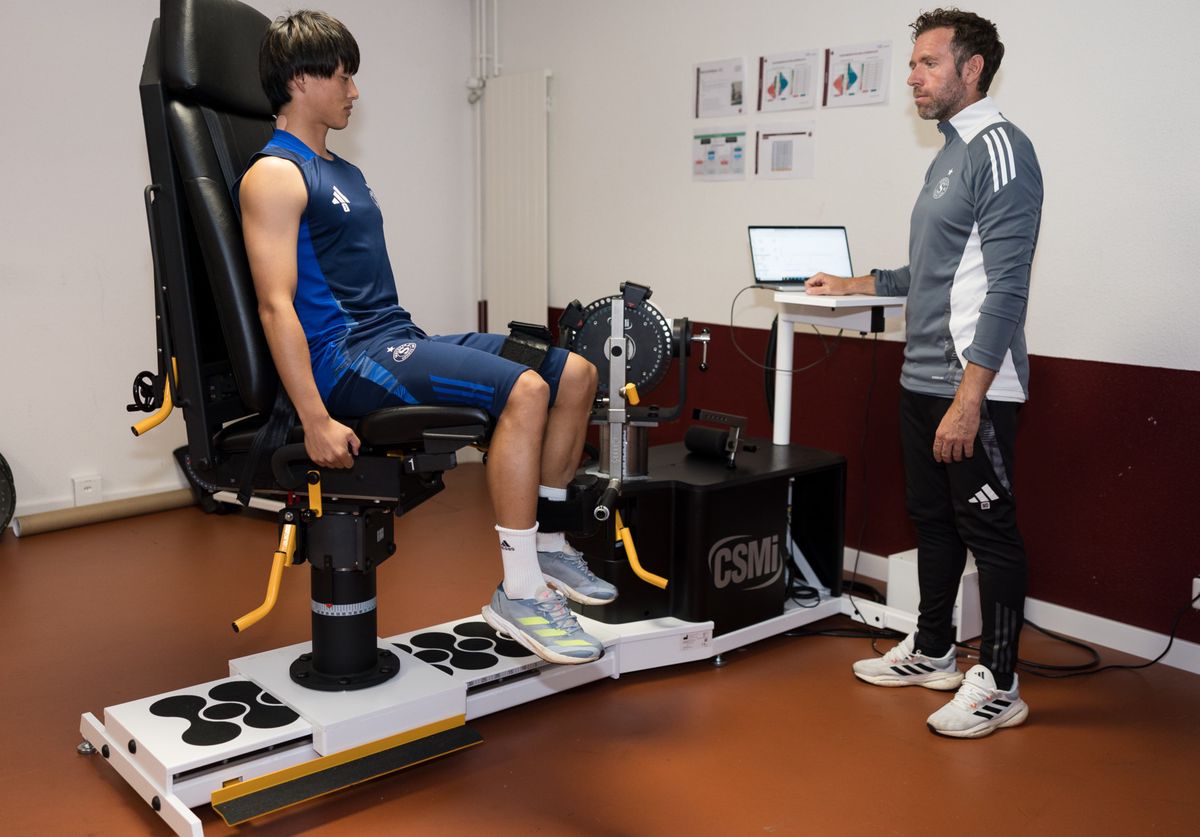 Keigo Tsunemoto (SFC) et le preparateur physique Mathieu Degrange (SFC), lors de la visite du Labo de performance physique du SFC, le mardi 24 septembre 2024 au Stade de Geneve, a Lancy (Bastien Gallay / GallayPhoto)